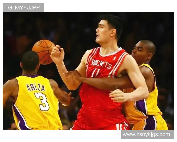 姚明的背影在PS艺术中绽放光彩，展现篮球巨星的独特魅力与深情瞬间