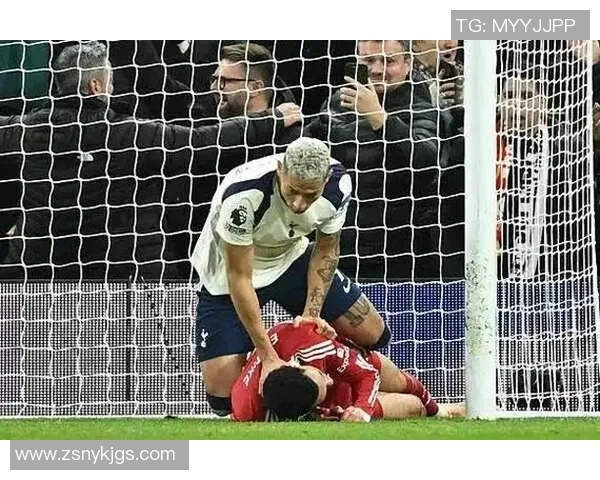 国王杯激战那不勒斯大胜热刺乌龙球引发争议判罚全场沸腾 国王杯激战那不勒斯大胜热刺乌龙球引发争议判罚全场沸腾