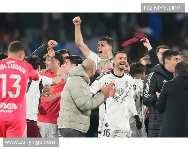 国王杯惊喜时刻皇马以微弱优势战胜那不勒斯引发全场热烈反响 国王杯惊喜时刻皇马以微弱优势战胜那不勒斯引发全场热烈反响